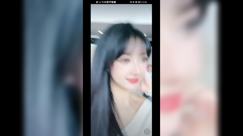 美女车模下班直播拍摄好可爱