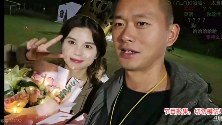 肖哥和橘子合影，准备要拍卖会