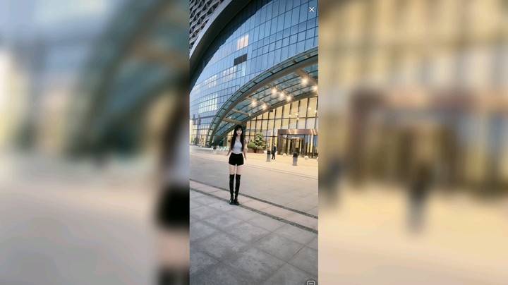 美女车模在拍摄视频，好可爱啊