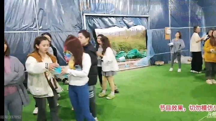 女主播蒙眼睛玩游戏找大哥，雪碧有点东西