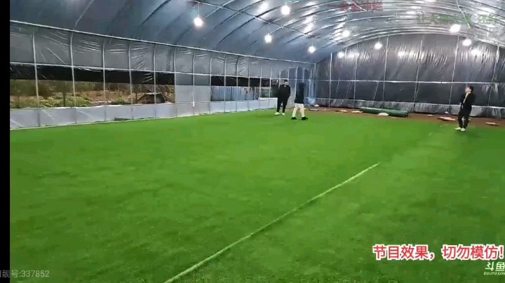 女主播玩游戏蒙9眼睛找人，鹅妹雪碧厉害