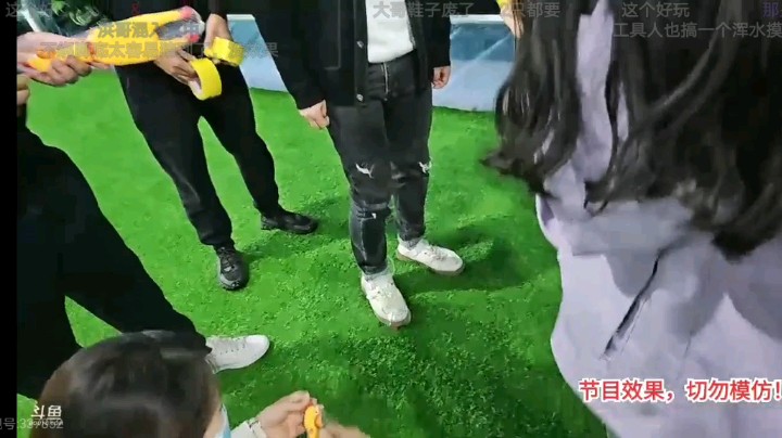 女主播玩游戏好精彩，丸子受伤了