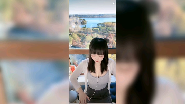 美女弹琴真好听，可爱啊