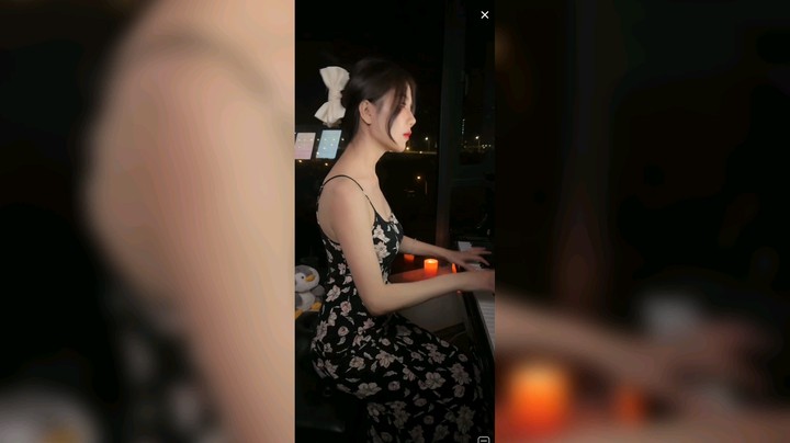 美女在家弹琴真好听