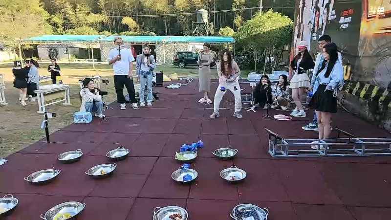 我在斗鱼看小鱼小鱼吃虾米直播户外