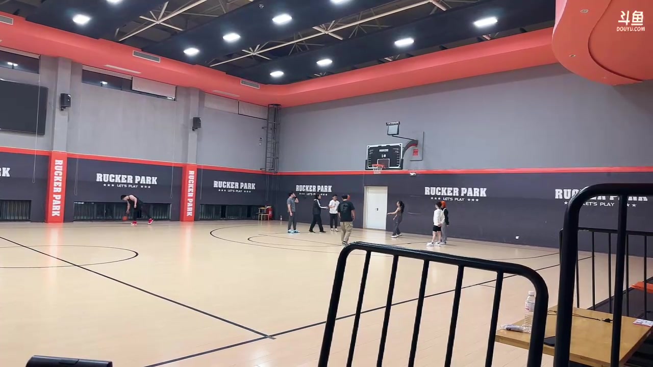 【2023-10-23 20点场】王师傅精益求精：户外篮球，看王哥暴打全场～