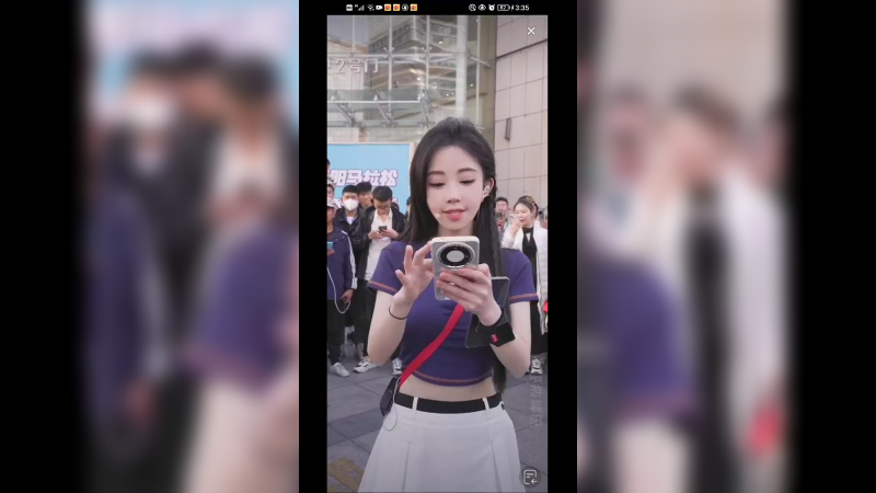 冯提莫在襄阳唱歌