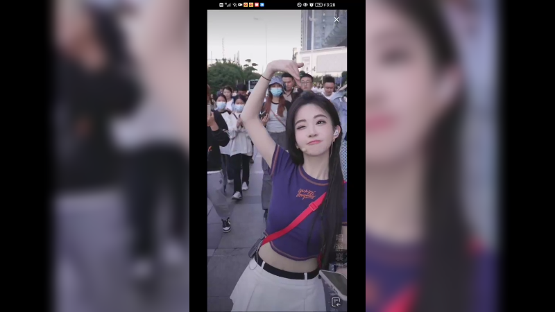 冯提莫户外活动唱歌