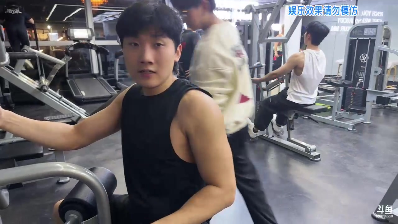 【2023-10-24 17点场】胸肌很大的良小伞：健身房集合！今天练背！巨龙族集合！