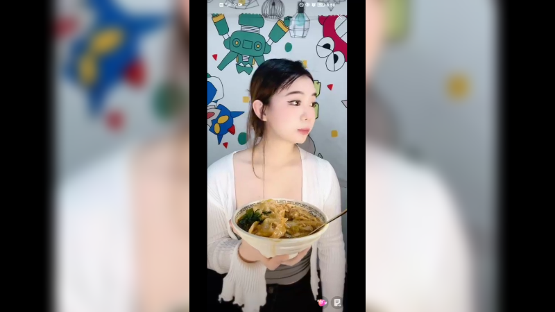 美女直播饿了吃馄饨