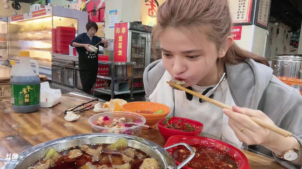 【2023-10-25 13点场】野生小师妹：【双倍】在成都 吃个谢彬肥肠鸡