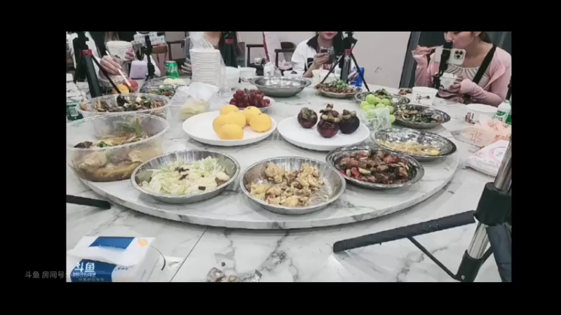 今晚的菜不错，天天大餐快乐啊