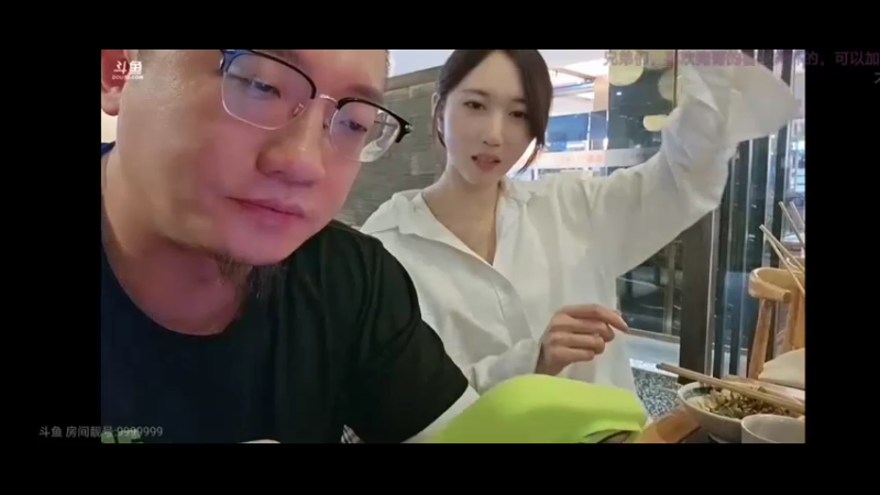 网红二狗和网红女主播小玉吃晚饭，吃的很简单啊