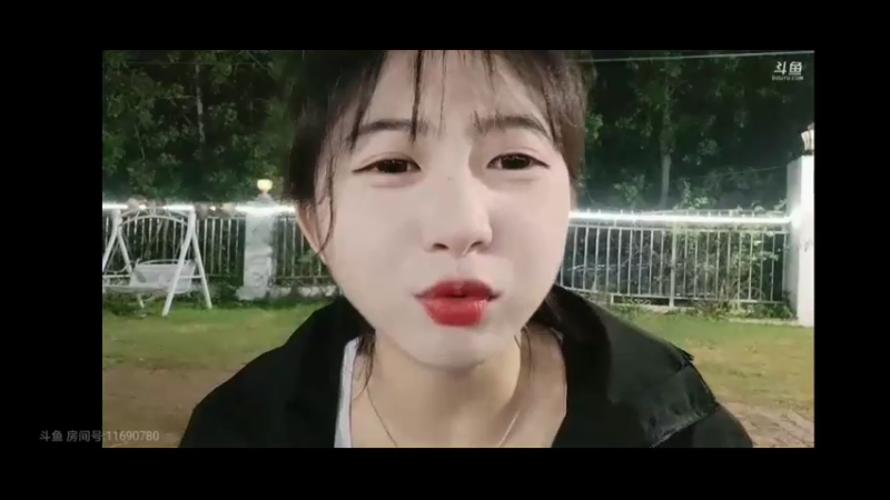 倩倩吃饭真香啊