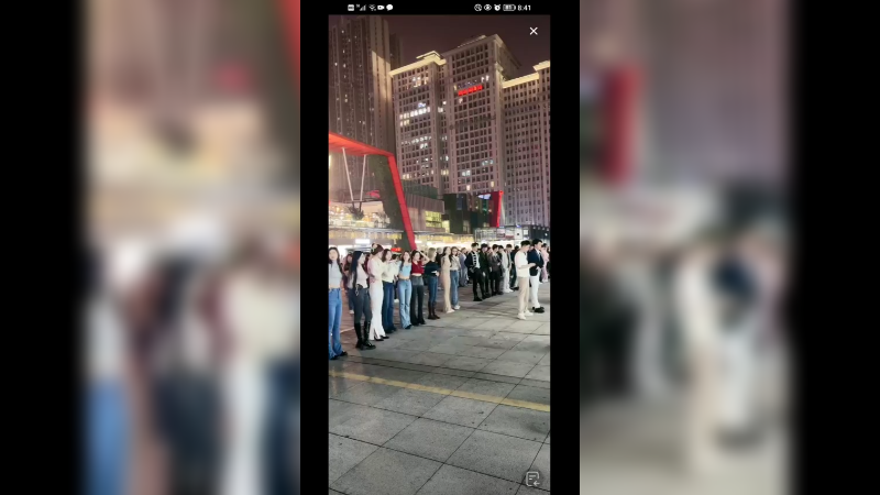 美女在户外跳广场舞，真不错