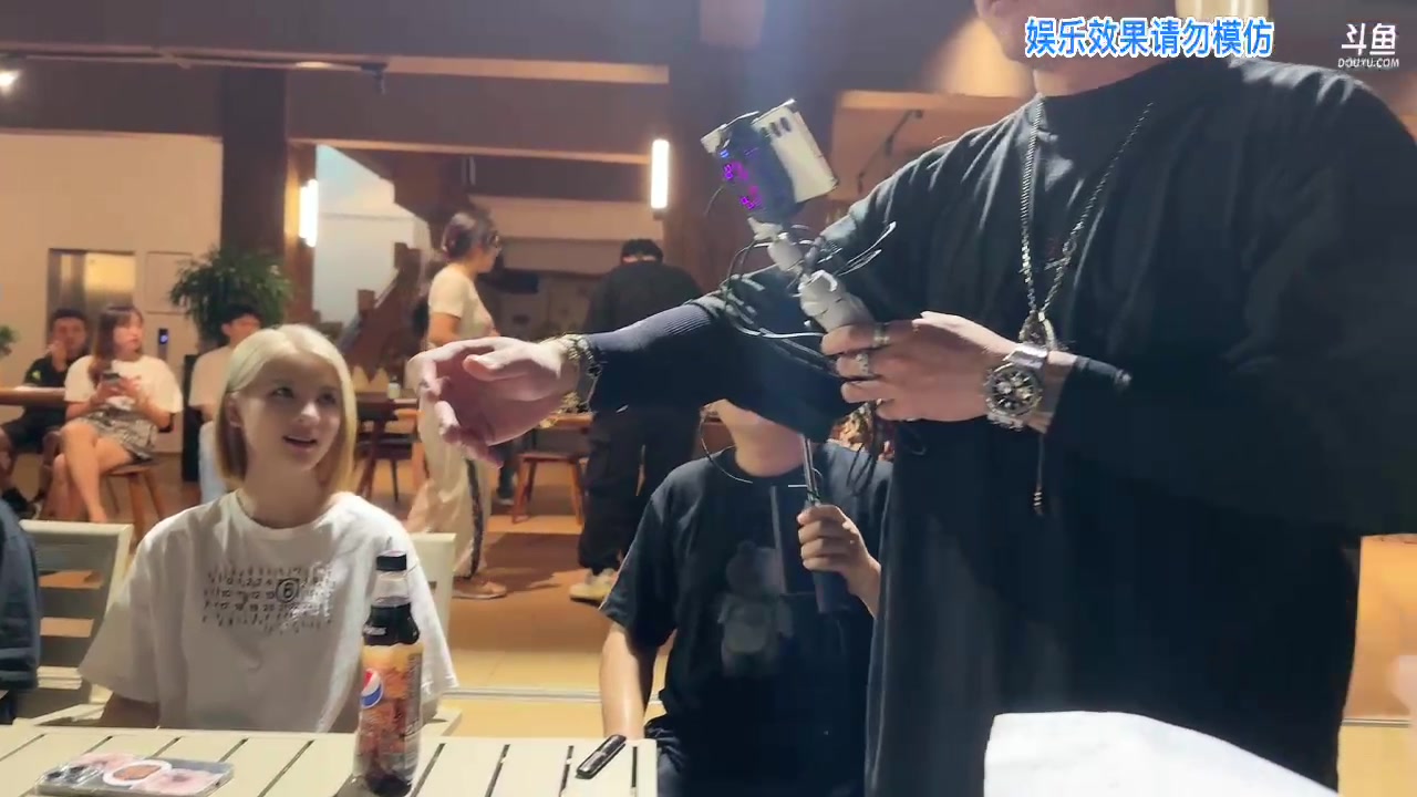 【2023-10-26 19点场】胸肌很大的良小伞：9：30 pk选人！10点pk选房！