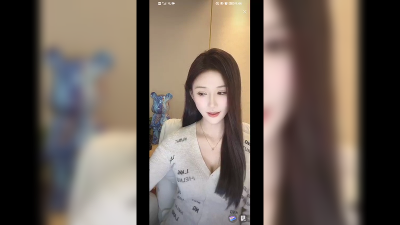 美女深夜直播，精致脸，很温柔啊