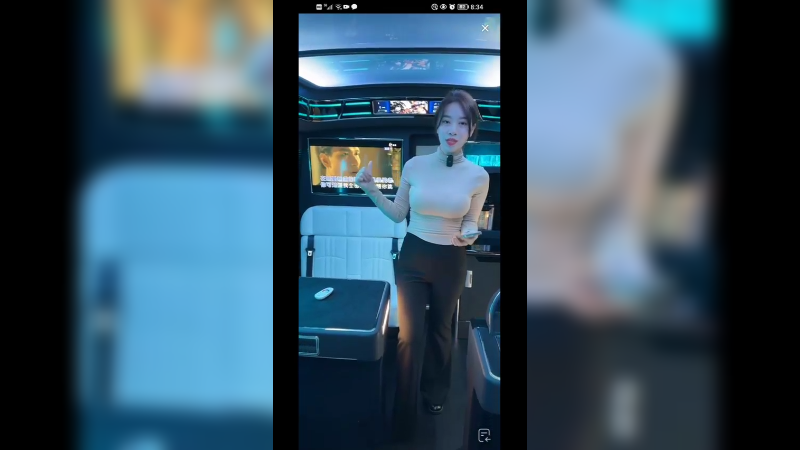 美女直播介绍高级商务车，一般人开不了