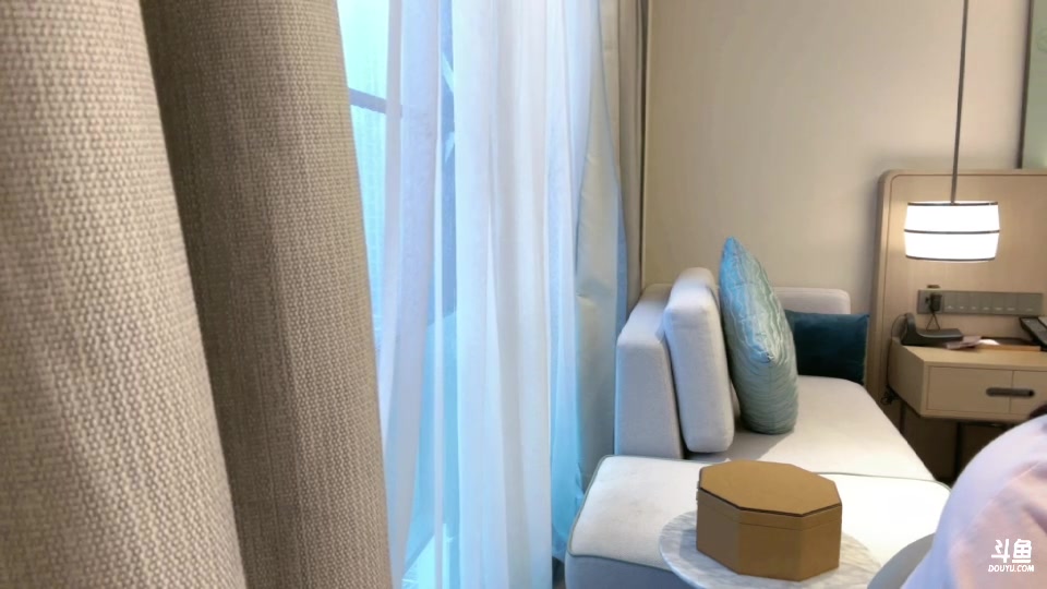 【2023-10-26 15点场】若若跑的贼快：化化妆，一会儿出去逛街～