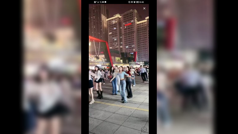 一群美女跳广场舞