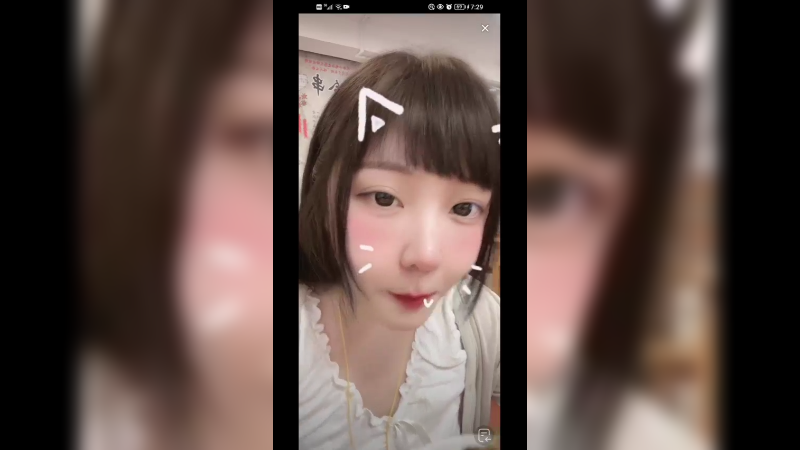 女主播户外直播吃饭吃的真香