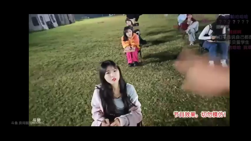 肖哥看女主播答题，文化高的坐前面