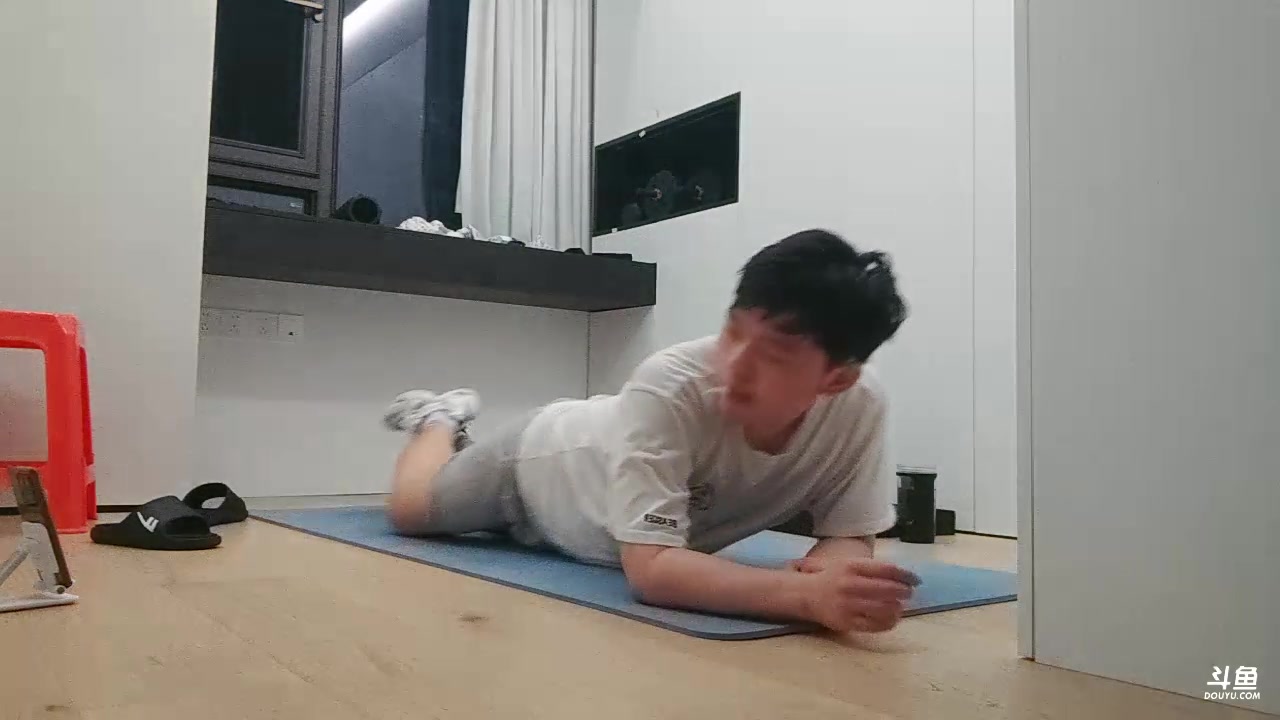 【2023-10-28 18点场】辛巴imb丶丶：今天运动练习臀腿核心。