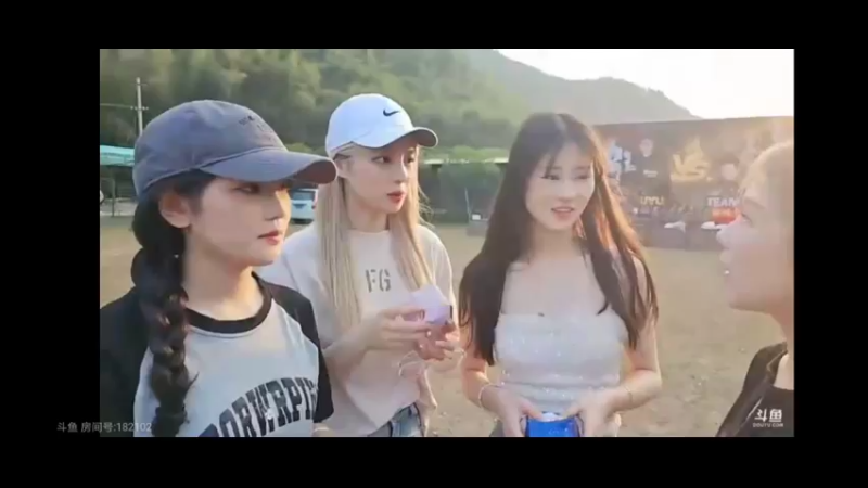 大舅哥看女主播玩游戏，藏玩偶