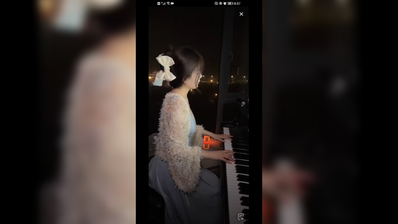 美女弹琴真好听，可爱的