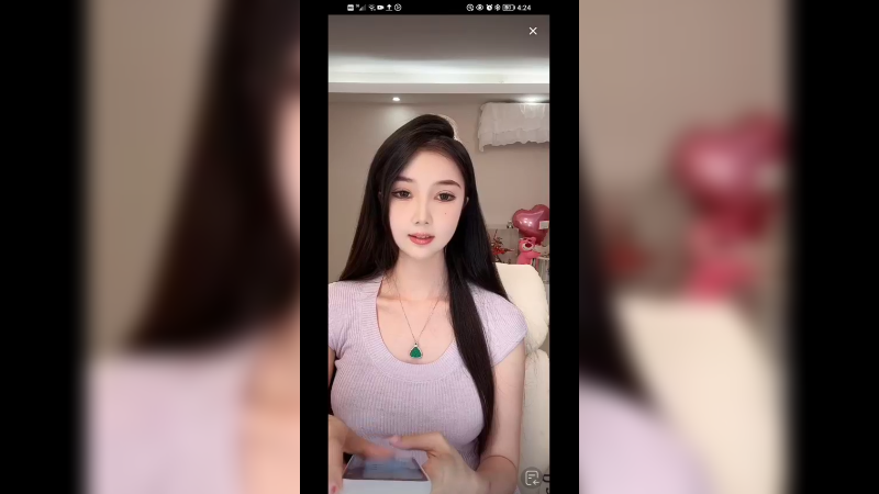 美女在家坐着聊天直播快乐啊