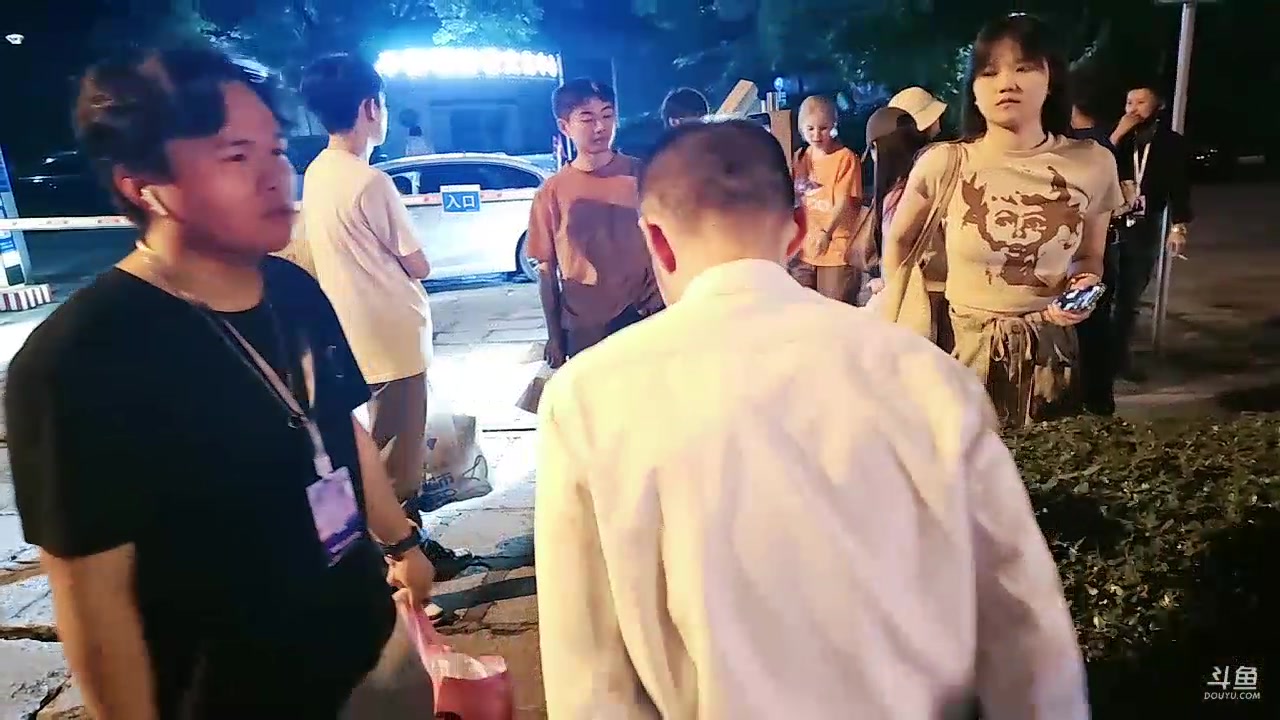 【2023-10-28 21点场】别问问就黑皮：深圳户外，第二天