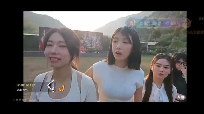 大舅哥发玩偶让女主播藏起来玩游戏