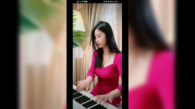 美女穿的喜庆，弹琴好听