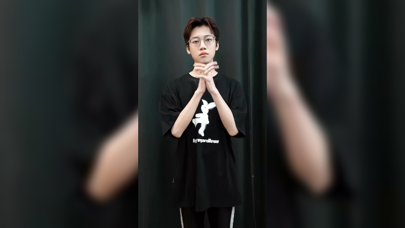 生日拍了拍我的脑袋说 “生日快乐”