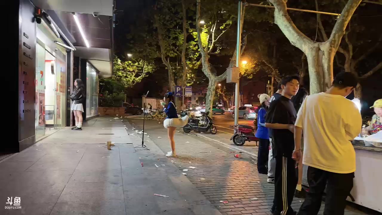 【2023-11-01 01点场】胸肌很大的良小伞：户外集合！9倍亲密度上限！