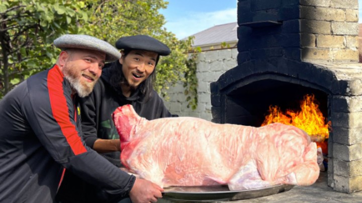 真正的烹饪爱好者的烤箱中的羊肉！大叔今年的主要晚餐