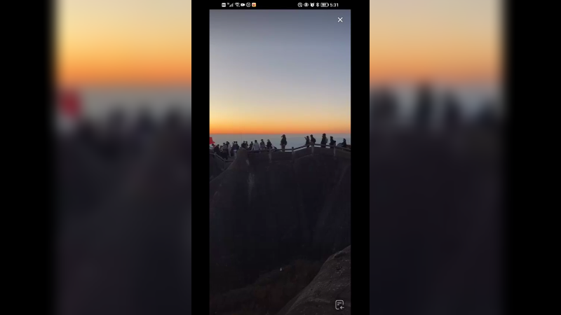 在黄山看日落一线天美景