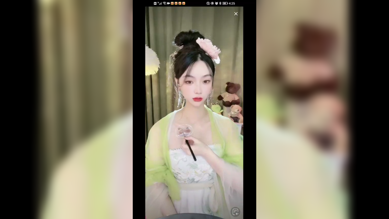 美女在身上画画真厉害