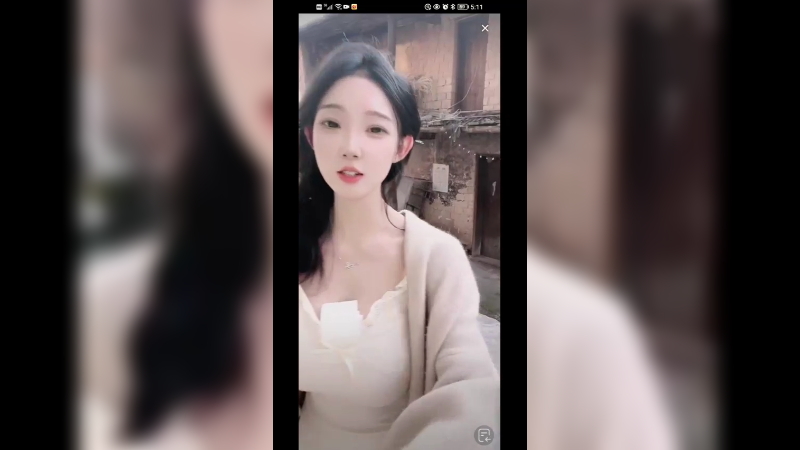 美女在农村直播，可爱