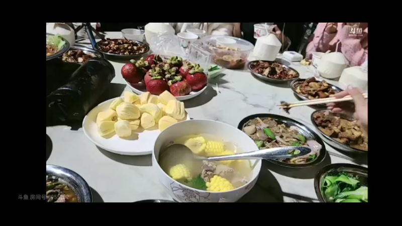 女主播每天晚上吃大餐快乐啊