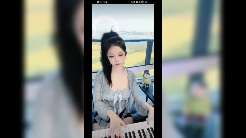 美女弹琴表演，好可爱