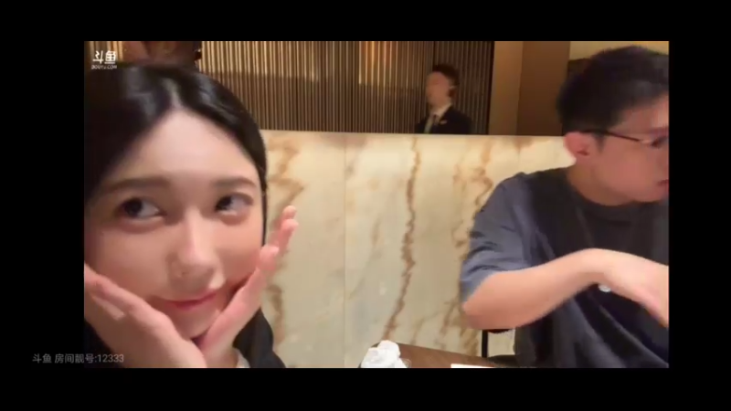 美女三岁陪博哥吃饭，好可爱