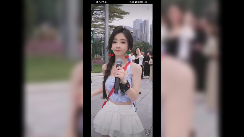 冯提莫在广州唱歌表演