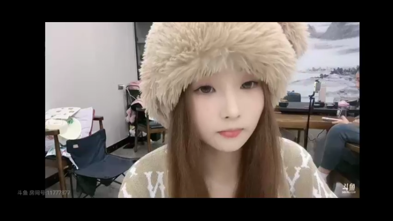 女主播戴帽子挺可爱