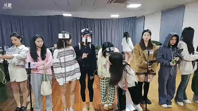 我在斗鱼看小鱼小鱼吃虾米直播户外