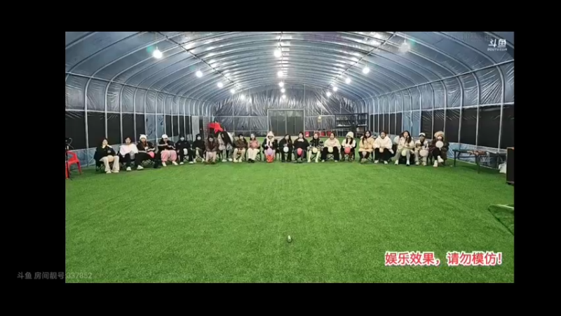 女主播回答大哥的问题，水牛居然在后面答对了