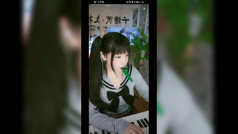 美女吹唢呐，声音不太对