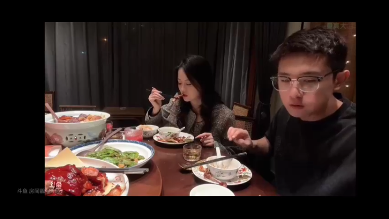 博哥和美女等人吃大餐，这王八菜好吃啊