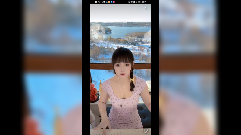 美女弹琴好听啊，可爱的