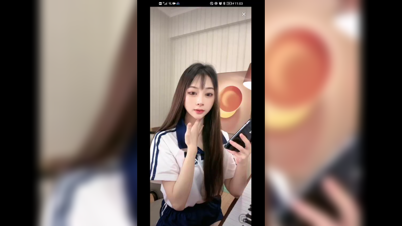 美女弹琴好听，真可爱的啊